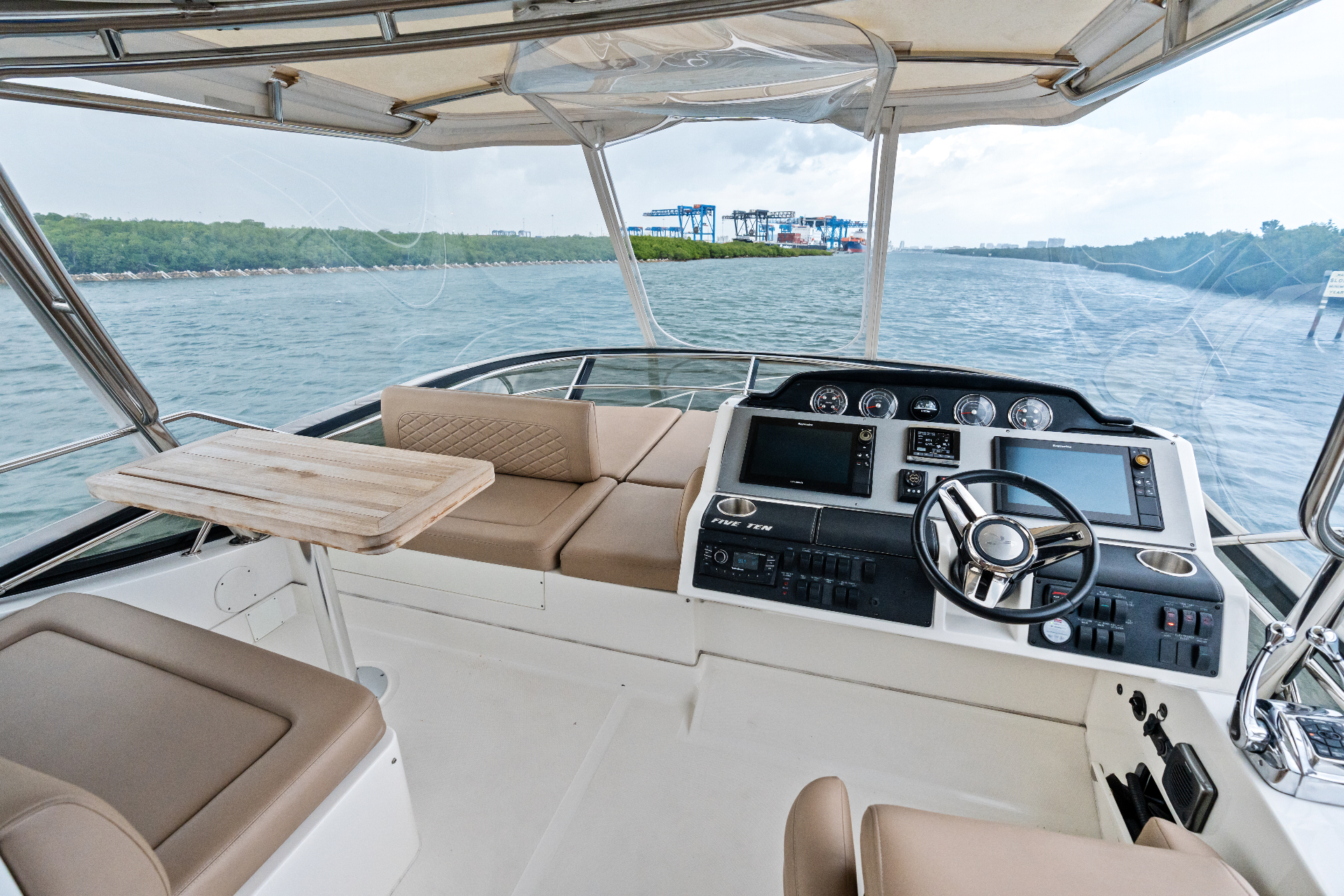 Flybridge helm and seating