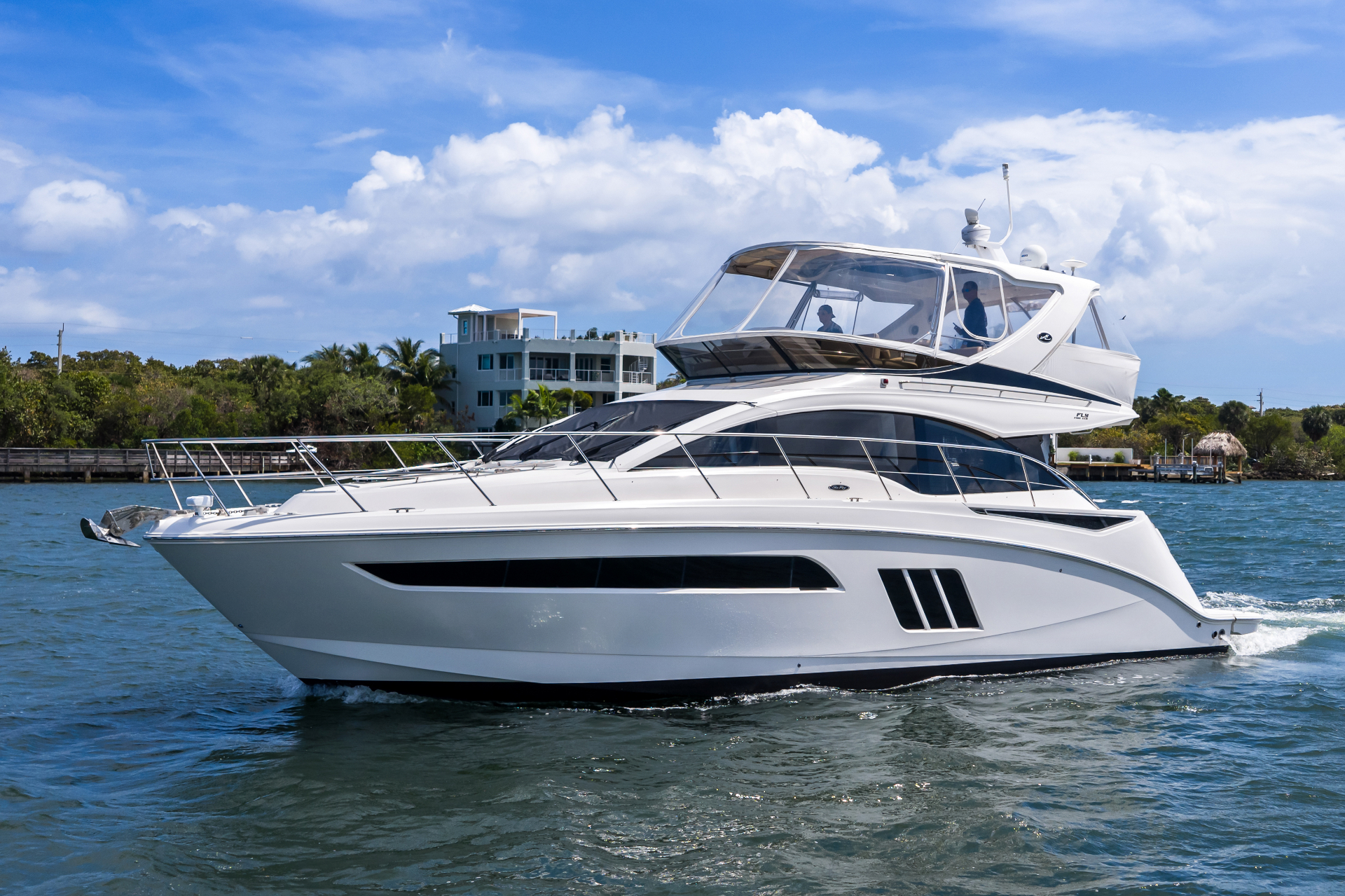 2017 Sea Ray 510 Fly cruising on open water