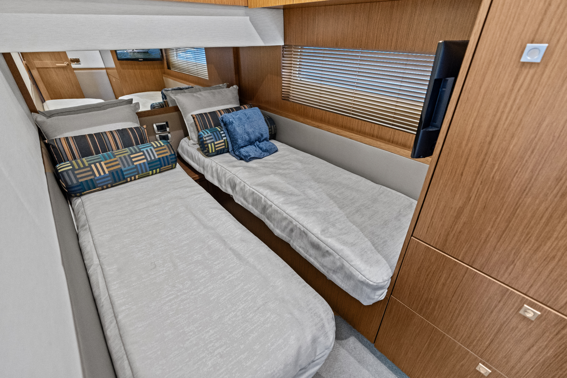 Mid stateroom twin beds